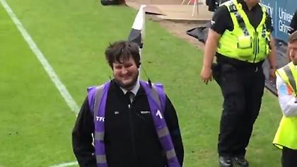 «Γλέντι» με steward που έμοιαζε με τον Μαγκουάιρ σε ματς της LeagueTwo! (vid)