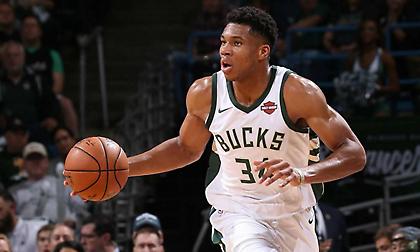 Ζωγράφισε την ελληνική σημαία και τη φανέλα του Γιάννη στο πάρκινγκ του