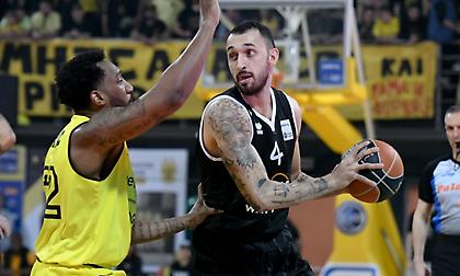 Πετρίδης: «Η ΑΕΚ πάει για καθαρό power forward και περιμένει Χρυσικόπουλο»