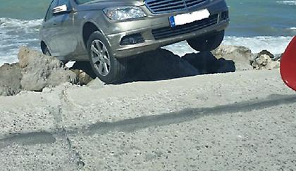 Κόρινθος: Το «παρκάρισμα» του καλοκαιριού στην παραλία Λεχαίου