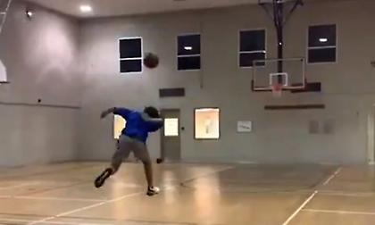 Τέτοιο σουτ από το κέντρο δεν έχει ξαναμπεί! (video)