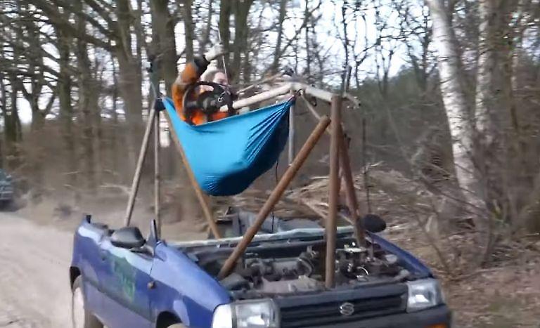 Η πιο παράξενη πατέντα του κόσμου: Ιδού το πρώτο αυτοκίνητο - αιώρα (vid)