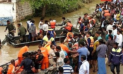 Iνδία: Τουλάχιστον 184 νεκροί από πλημμύρες, 1 εκατ. οι εκτοπισμένοι