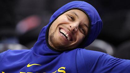 Ο Κάρι τα βάζει όπως... θέλει από το κέντρο (video)