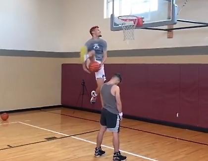 Απίστευτο κάρφωμα από ερασιτέχνη (video)