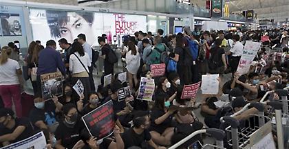 Το αεροδρόμιο του Χονγκ Κονγκ αναστέλει τα check-in λόγω των διαδηλώσεων