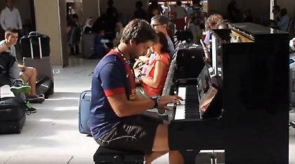 Αυτό το βίντεο έχει ξεπεράσει τις 60 εκατομμύρια προβολές και ο λόγος είναι προφανής