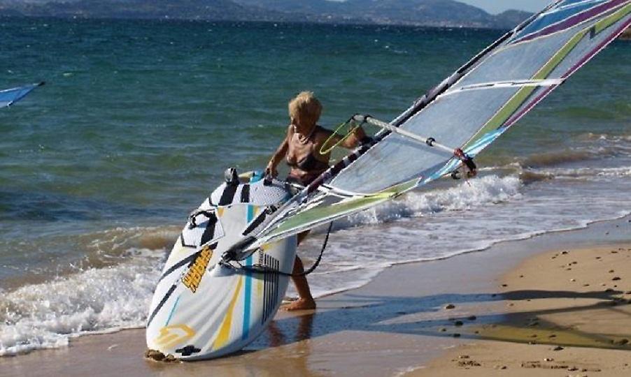 Ωραία «τρελή»: Η 81χρονη Κεφαλονίτισσα που θα κάνει τον διάπλου Κυλλήνη-Σκάλα με windsurf