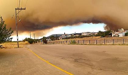 Σε πύρινο κλοιό η Εύβοια: Ζημιές σε σπίτια, μέτωπο και βόρεια στην Ιστιαία