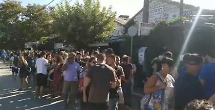 Ουρές στο λιμάνι της Σαμοθράκης για μια θέση στο πλοίο (video)