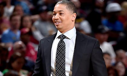 Βοηθός στους Κλίπερς ο Λου!