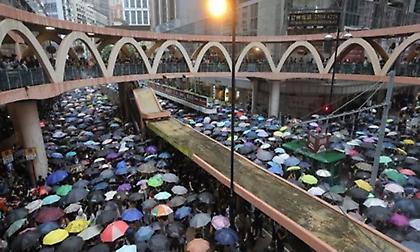 Πλήθος δεκάδων χιλιάδων διαδηλωτών και πάλι στους δρόμους του Χονγκ Κονγκ