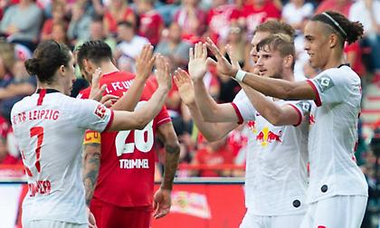 Έβρεξε… γκολ στο Βερολίνο, «καθάρισε» εύκολα η Λειψία