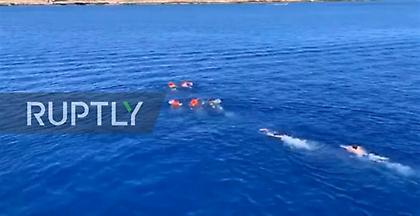 Η απέλπιδα προσπάθεια μεταναστών να κολυμπήσουν στη Λαμπεντούζα (video)