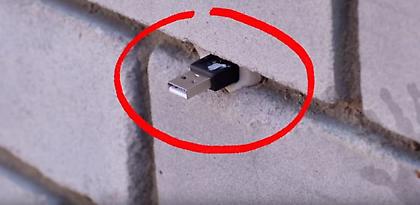 Οι απατεώνες το… τερμάτισαν: Αν δείτε ένα στικάκι σε τοίχο μην το βγάλετε (vid)