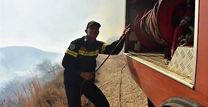 Πυρκαγιά στη Σαλαμίνα ανάμεσα σε σπίτια - Προληπτική εκκένωση οικισμού