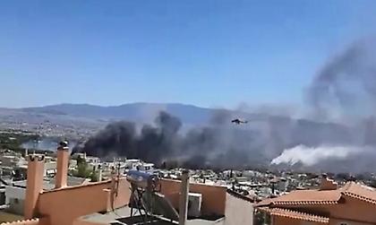 Φωτιά πάνω από το γήπεδο στο Χαϊδάρι, ενισχύονται οι δυνάμεις (video)
