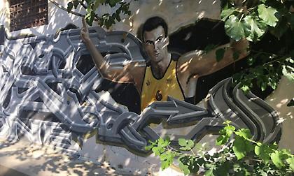 Απαράδεκτο: Κάφροι μουτζούρωσαν το γκράφιτι του Νίκου Γκάλη (pic)