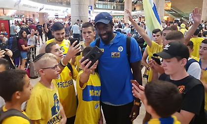 Οπαδοί της Μακάμπι αποθέωσαν… κατά λάθος παίκτη της Χάποελ!