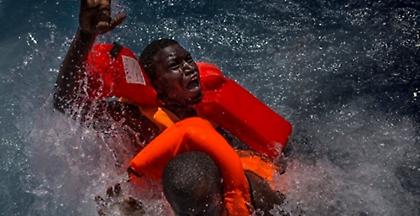 Πλοίο που μετέφερε 100 μετανάστες βυθίστηκε στη Λιβύη