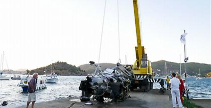 Άγνωστα παραμένουν τα αίτια της τραγωδίας στον Πόρο, ανασύρθηκαν συντρίμμια