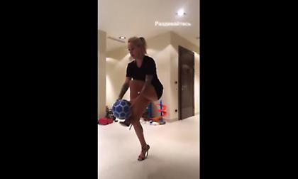 Η εντυπωσιακή σύζυγος του Μορόζιουκ κάνει στριπτίζ… με μπάλα! (video)