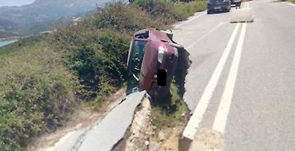 Ρέθυμνο: «Έφυγε» ο δρόμος κάτω από το αυτοκίνητο (pic)