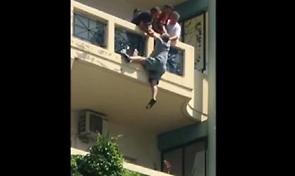 Ήρωας στρατιωτικός έσπασε δύο πόρτες και έσωσε άνθρωπο που κρεμόταν από μπαλκόνι