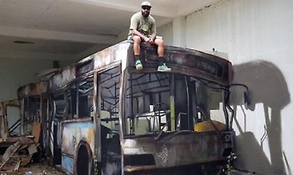 H οφθαλμαπάτη που έγινε viral: Κι όμως δεν κάθεται πάνω σε λεωφορείο (pics)