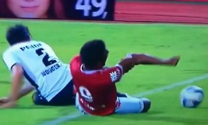 Σοκαριστικό σπάσιμο χεριού ποδοσφαιριστή (video)