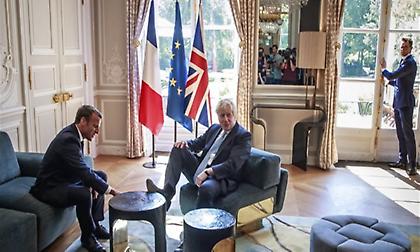 Γαλλία: Άπλωσε τα πόδια του στο τραπεζάκι του προεδρικού Μεγάρου ο Τζόνσον