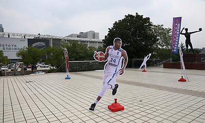 Το... ολόγραμμα του Αντετοκούνμπο και τα κλικ από την πρώτη της Εθνικής στην Κίνα (pics)