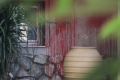 Οι πρώτες φωτογραφίες από την επίθεση του Ρουβίκωνα σε εστιατόριο