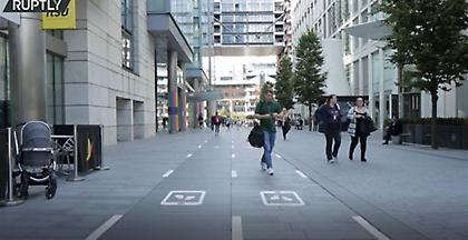 Μάντσεστερ: Ειδική λωρίδα πεζών που είναι κολλημένοι στο κινητό τους (video)