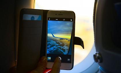 Αυτός είναι ο πραγματικός λόγος που μας λένε να κλείνουμε τα κινητά μας στο αεροπλάνο