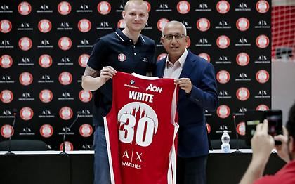 Παρουσίασε Γουάιτ στην Αρμάνι ο Σταυρόπουλος (pic)