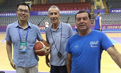 Ένας Κινέζος φίλος από το 2006 δίπλα στην Εθνική