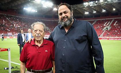 Η υπόσχεση του Μαρινάκη στον 90χρονο οπαδό του Ολυμπιακού