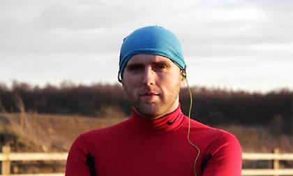 Τυφλός αθλητής έτρεξε υπερμαραθώνιο στην έρημο με… οδηγό το κινητό του!