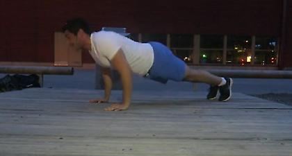 H απόλυτη προπόνηση για να καταφέρεις να κάνεις 100 push ups σερί!