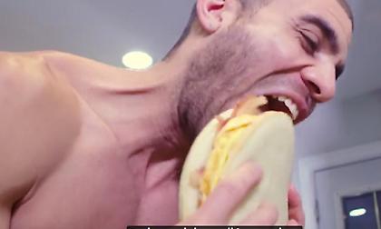 Τρώει μόνο junk food και είναι… φέτες! (vid)