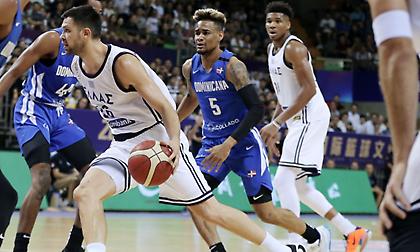 Βγήκε από τα ρούχα του και μούντζωσε διαιτητή ο Πανανικολάου (video)