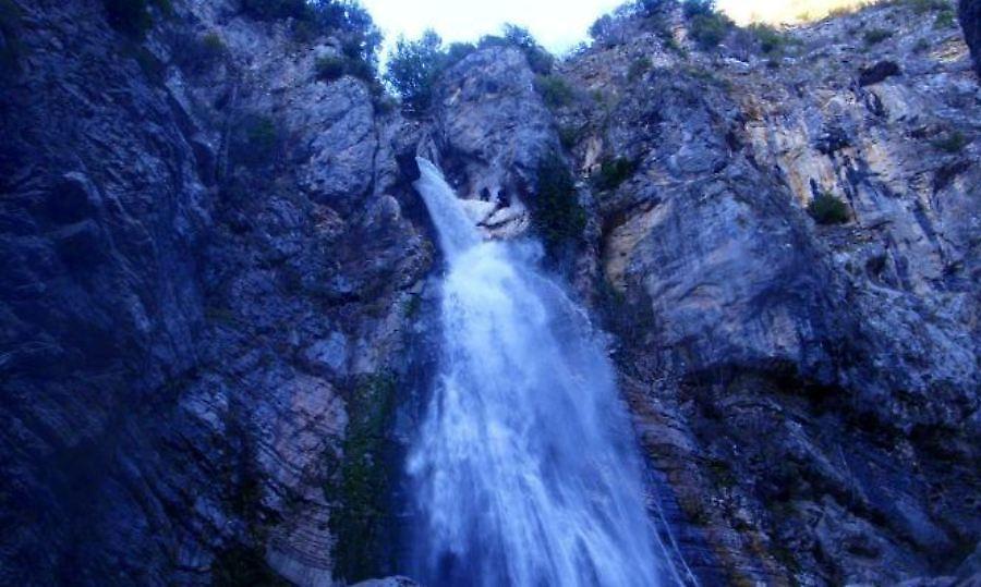 180 μέτρα: Ο ψηλότερος καταρράκτης του κόσμου που χύνεται στη θάλασσα βρίσκεται στην Ελλάδα