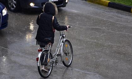 Κοζάνη: Άνοιξαν οι ουρανοί – Πλημμύρισαν δρόμοι και πεζοδρόμια