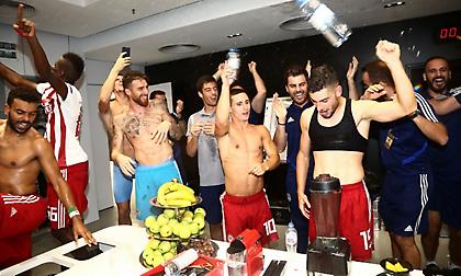 Έγινε του… μπουγέλου στα αποδυτήρια του Ολυμπιακού (pics)