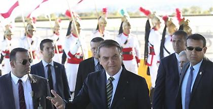 Βραζιλία: Ο Μπολσονάρο δέχεται τελικά την οικονομική βοήθεια για Αμαζόνιο