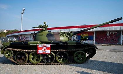 Απίστευτο: Οι οργανωμένοι του Ερυθρού Αστέρα αγόρασαν τανκ και πανηγύρισαν σ’ αυτό την πρόκριση