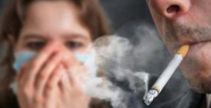 Ολο και λιγότερο καπνίζουν οι Αγγλοι: 1,5 δισ. τσιγάρα λιγότερα από το 2011