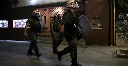 Μετά τα επεισόδια στα Εξάρχεια: Τα ΜΑΤ ήρθαν για να μείνουν στην πλατεία (video)