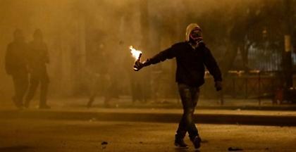 Επίθεση σε άνδρες ΔΙΑΣ το βράδυ στα Εξάρχεια. Αφαίρεσαν κράνος αστυνομικού